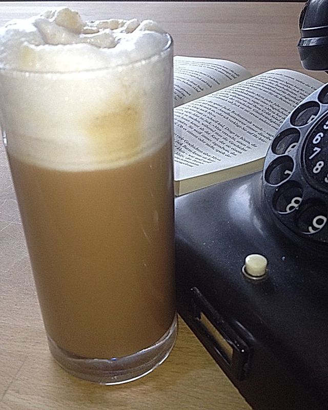 Veganer Paleo-Kaffee mit Mandelmilch und Dattelsirup