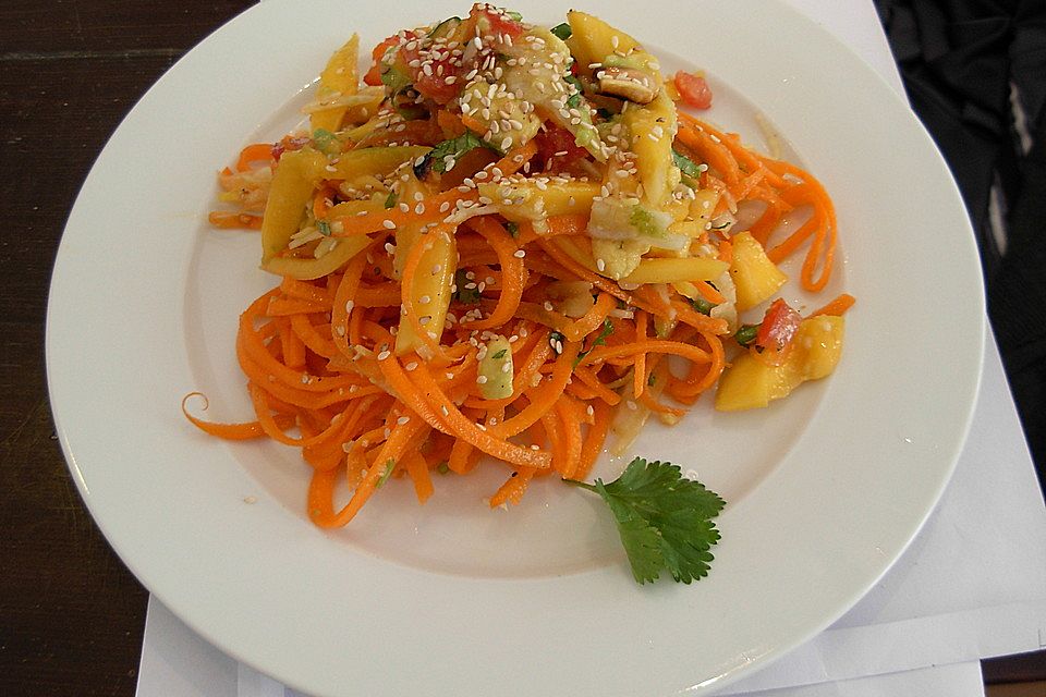 Exotischer Mangosalat mit Spiralkarotten