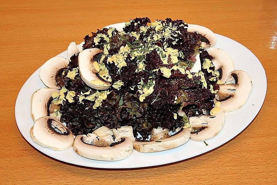 Pflücksalat mit Champignons in Estragon-Senf-Sahne-Dressing