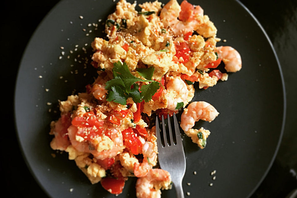 Rührei mit Kokos-Garnelen, Tomaten und Koriander