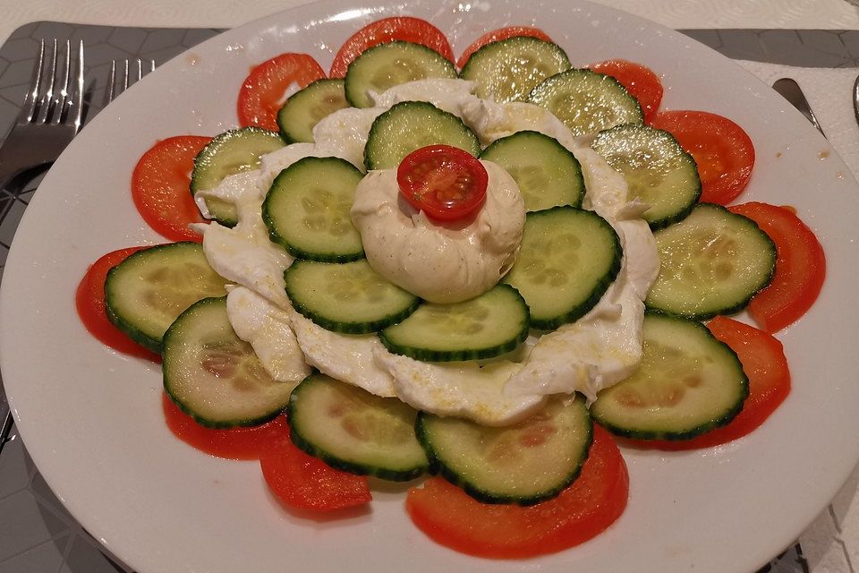 Tomaten-Mozzarella-Gurken-Carpaccio mit Senf-Frischkäse-Dressing