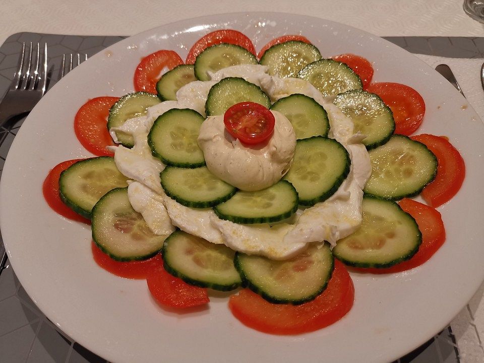 Tomaten-Mozzarella-Gurken-Carpaccio mit Senf-Frischkäse-Dressing von ...