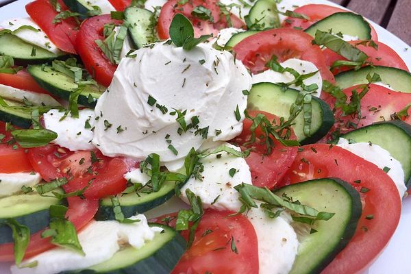 Tomaten-Mozzarella-Gurken-Carpaccio mit Senf-Frischkäse-Dressing von ...