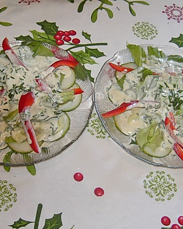 Kopfsalat mit Gurke und Paprika in Senf-Kräuter-Dressing