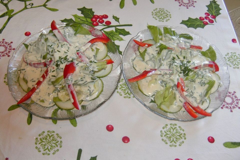 Kopfsalat mit Gurke und Paprika in Senf-Kräuter-Dressing