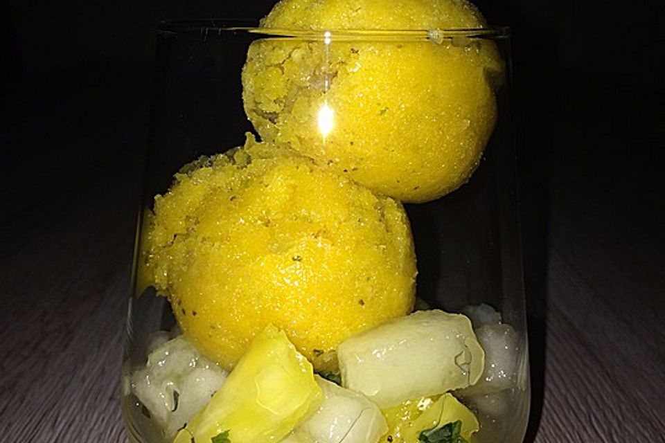 Mango-Basilikum-Sorbet auf Obstsalat