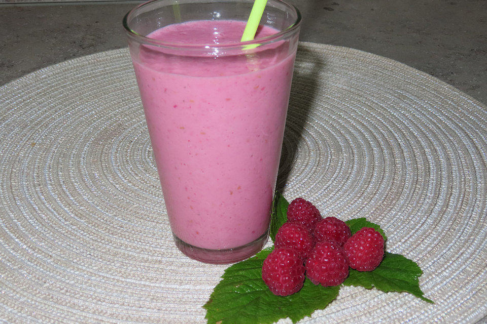 Charentais Melone-Himbeer-Bananen-Buttermilch-Smoothie