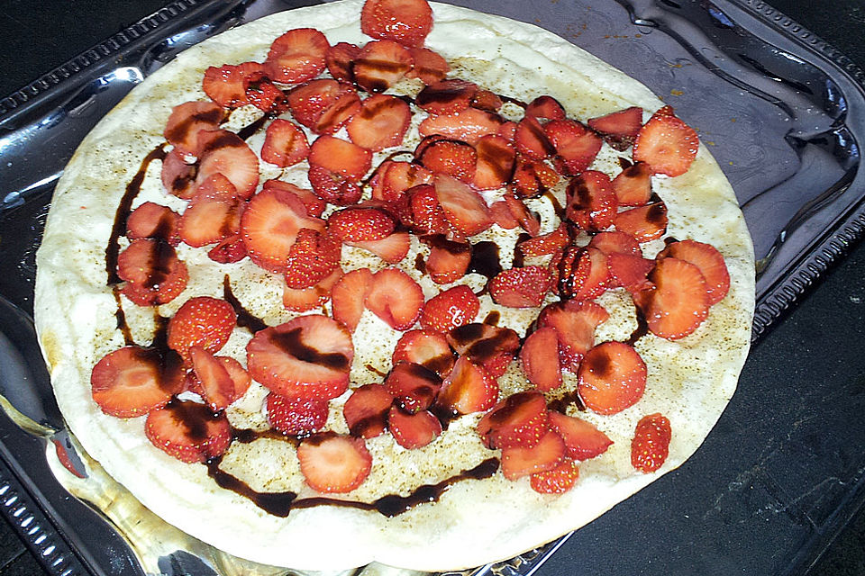 Süßer Flammkuchen mit Früchten der Saison vom Grill