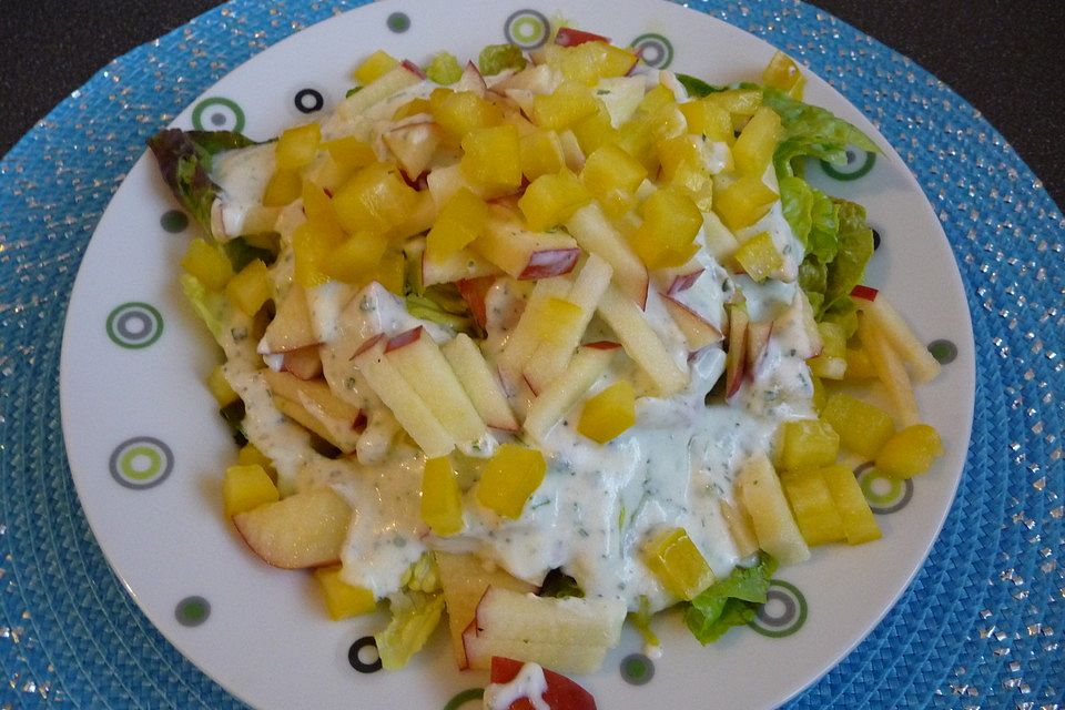 Kopfsalat mit Apfel und Paprika