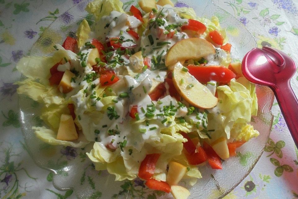 Kopfsalat mit Apfel und Paprika