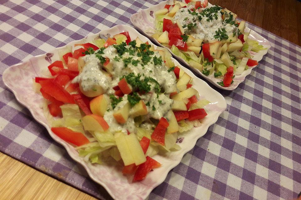 Kopfsalat mit Apfel und Paprika