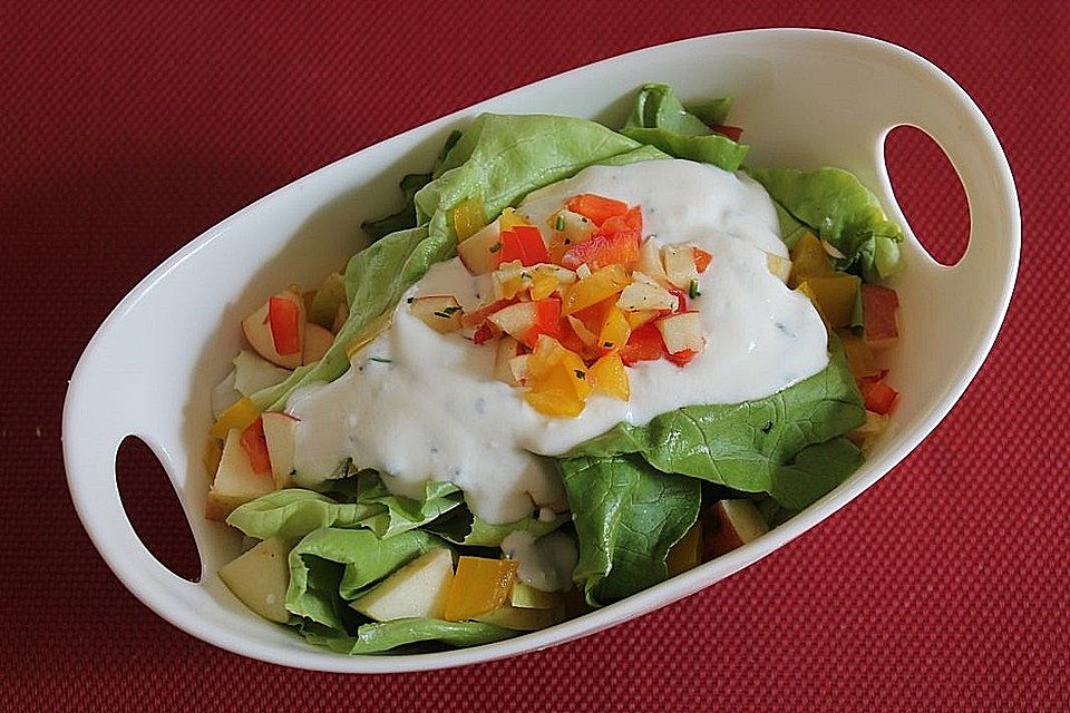 Kopfsalat mit Apfel und Paprika