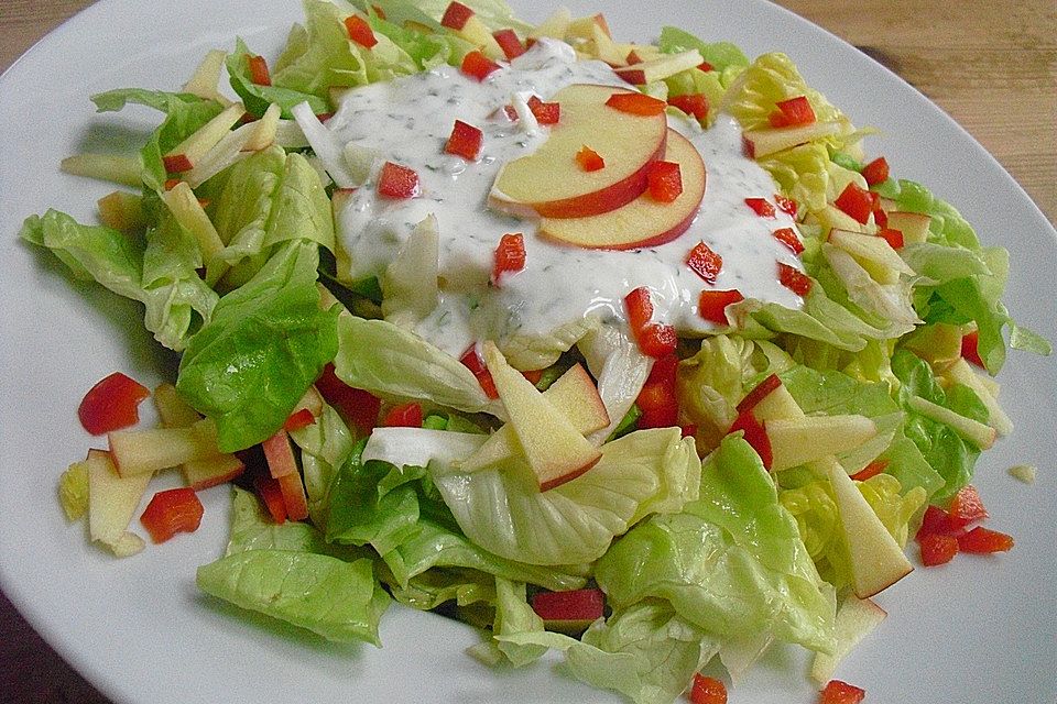 Kopfsalat mit Apfel und Paprika