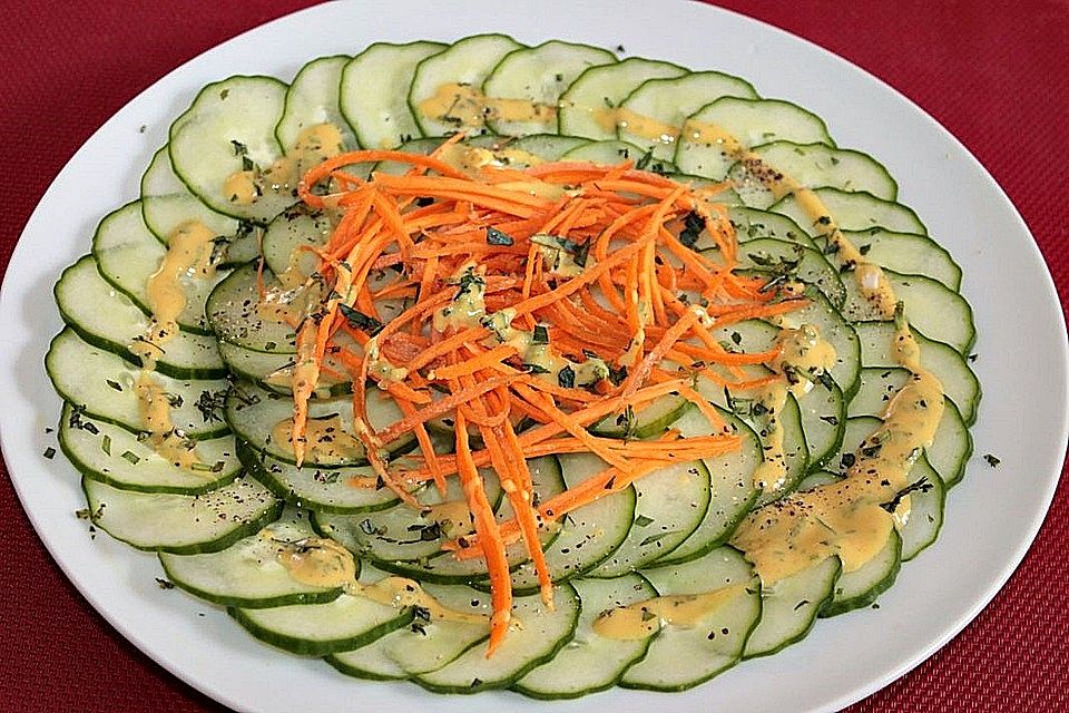 Gurken-Carpaccio mit Karotten und Senf-Estragon-Vinaigrette