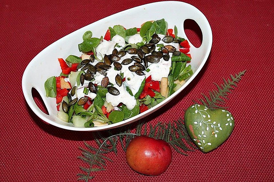 Feldsalat mit Apfel, Gurke, Paprika und Kürbiskernen