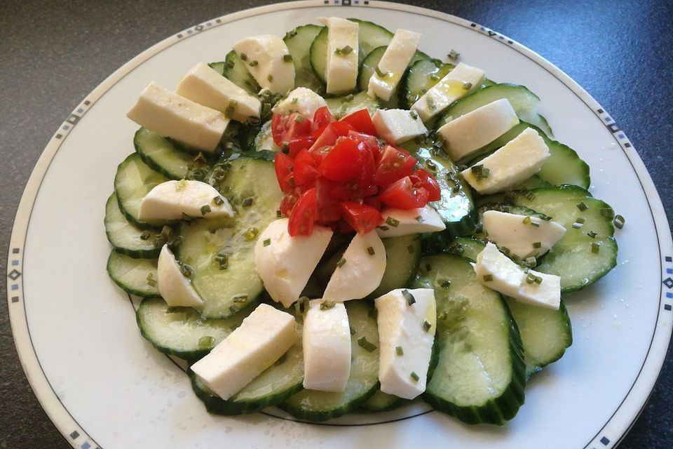 Gurken-Mozzarella-Carpaccio mit Tomaten-Petersilie-Tatar Gurken-Mozzarella-Carpaccio mit Tomaten-Petersilie-Tatar