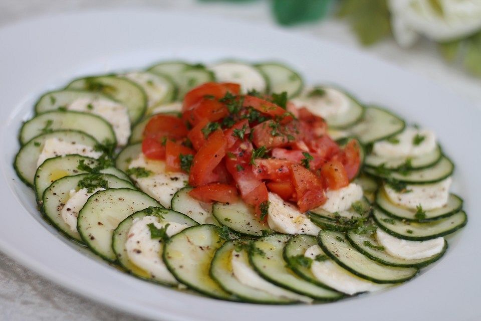 Gurken-Mozzarella-Carpaccio mit Tomaten-Petersilie-Tatar Gurken-Mozzarella-Carpaccio mit Tomaten-Petersilie-Tatar