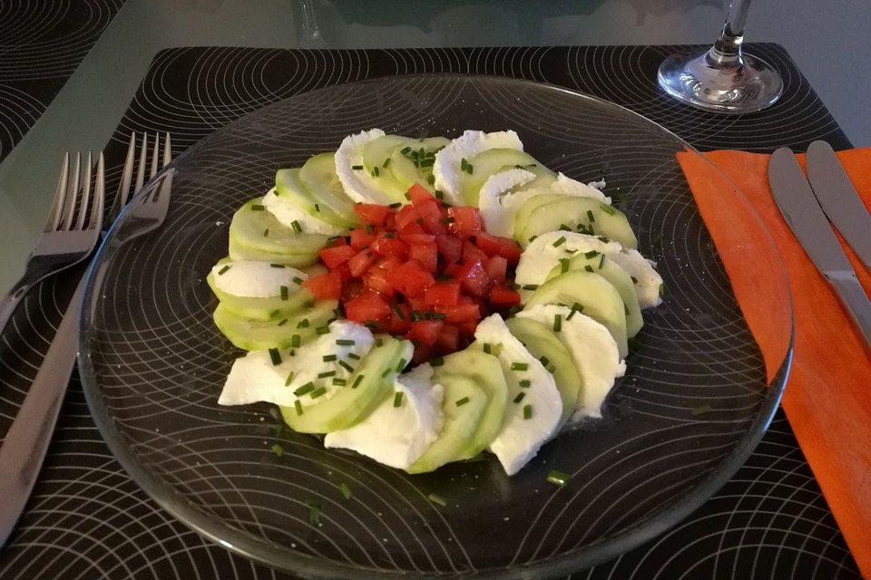 Gurken-Mozzarella-Carpaccio mit Tomaten-Petersilie-Tatar Gurken-Mozzarella-Carpaccio mit Tomaten-Petersilie-Tatar