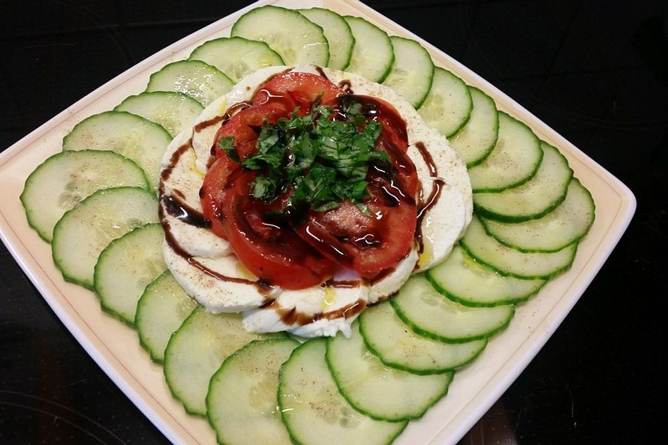 Gurken-Mozzarella-Carpaccio mit Tomaten-Petersilie-Tatar Gurken-Mozzarella-Carpaccio mit Tomaten-Petersilie-Tatar