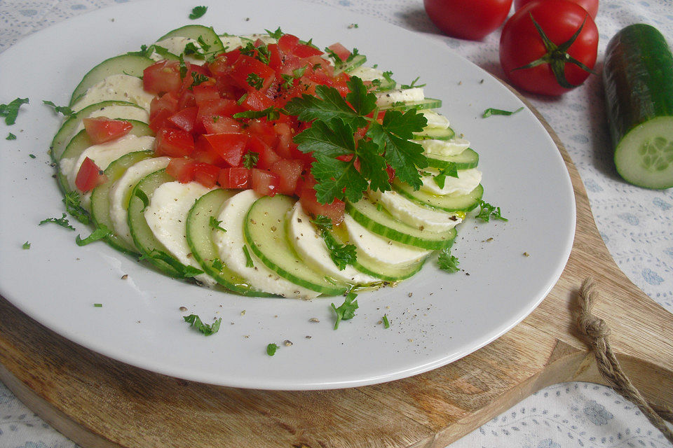 Gurken-Mozzarella-Carpaccio mit Tomaten-Petersilie-Tatar Gurken-Mozzarella-Carpaccio mit Tomaten-Petersilie-Tatar