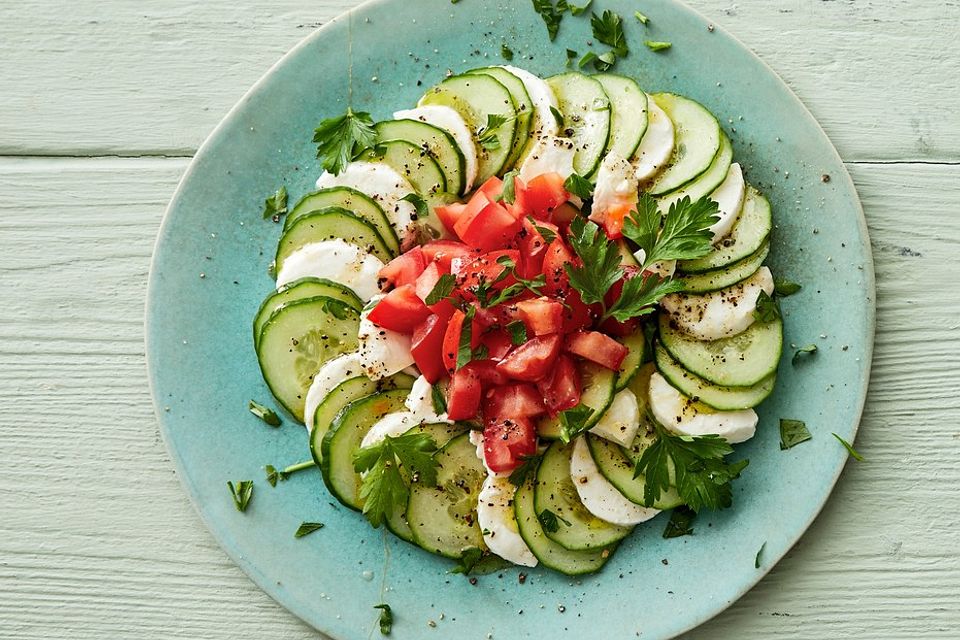 Gurken-Mozzarella-Carpaccio mit Tomaten-Petersilie-Tatar