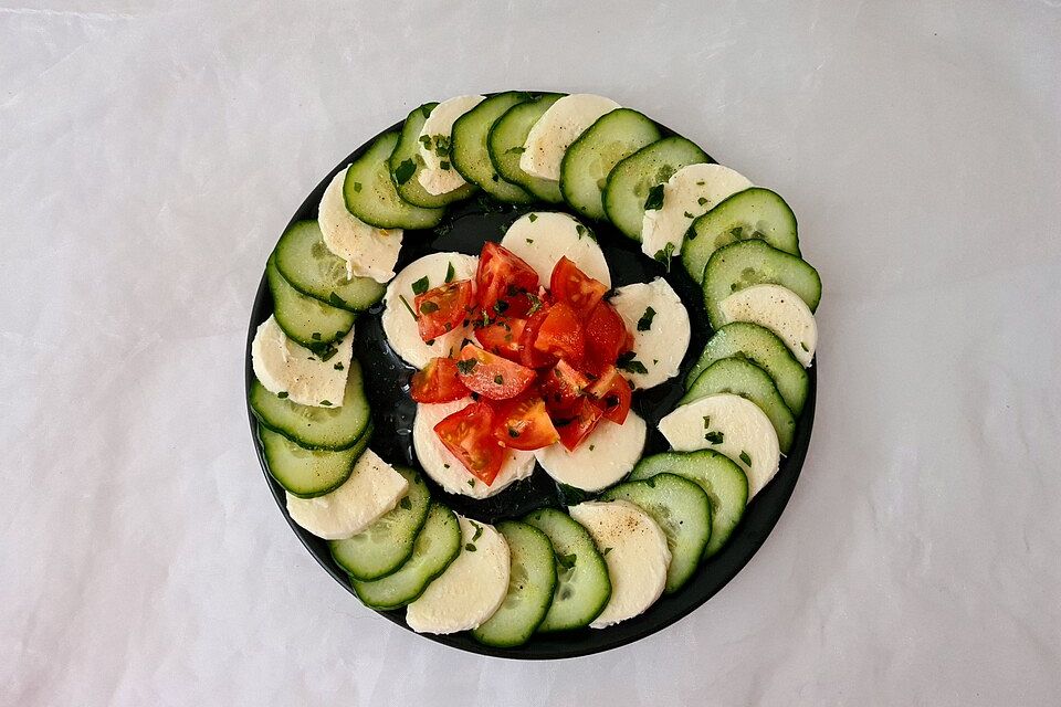 Gurken-Mozzarella-Carpaccio mit Tomaten-Petersilie-Tatar Gurken-Mozzarella-Carpaccio mit Tomaten-Petersilie-Tatar