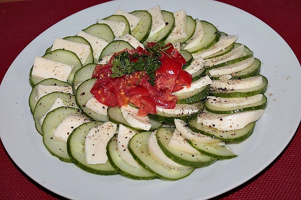 Gurken-Mozzarella-Carpaccio mit Tomaten-Petersilie-Tatar Gurken-Mozzarella-Carpaccio mit Tomaten-Petersilie-Tatar