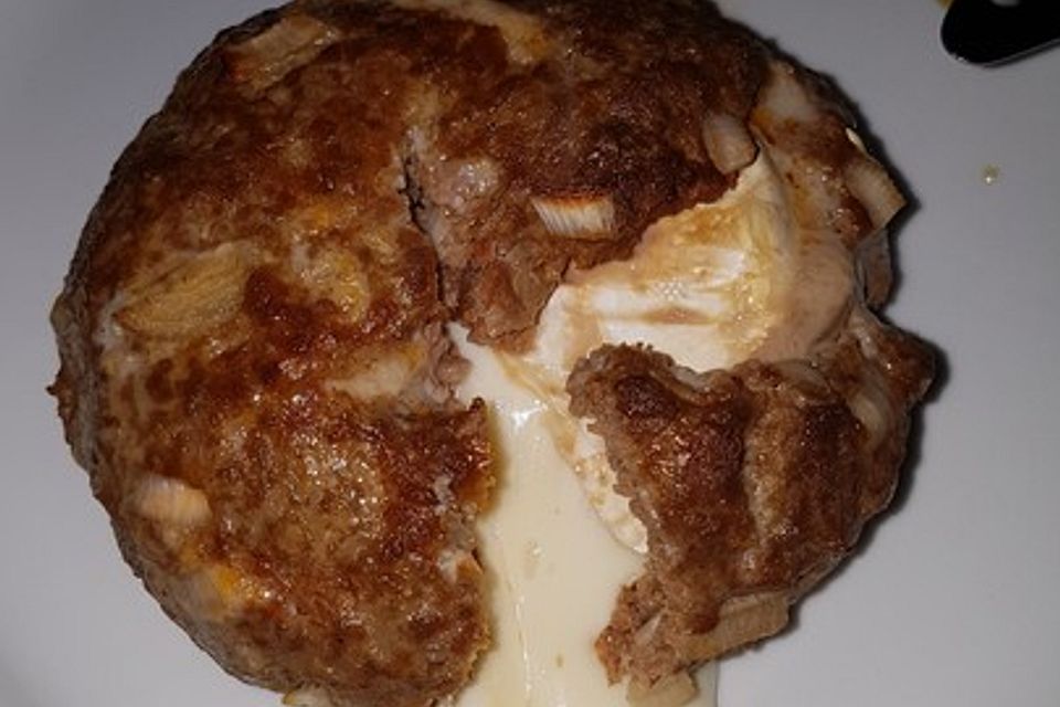 Camembert in Hackfleisch