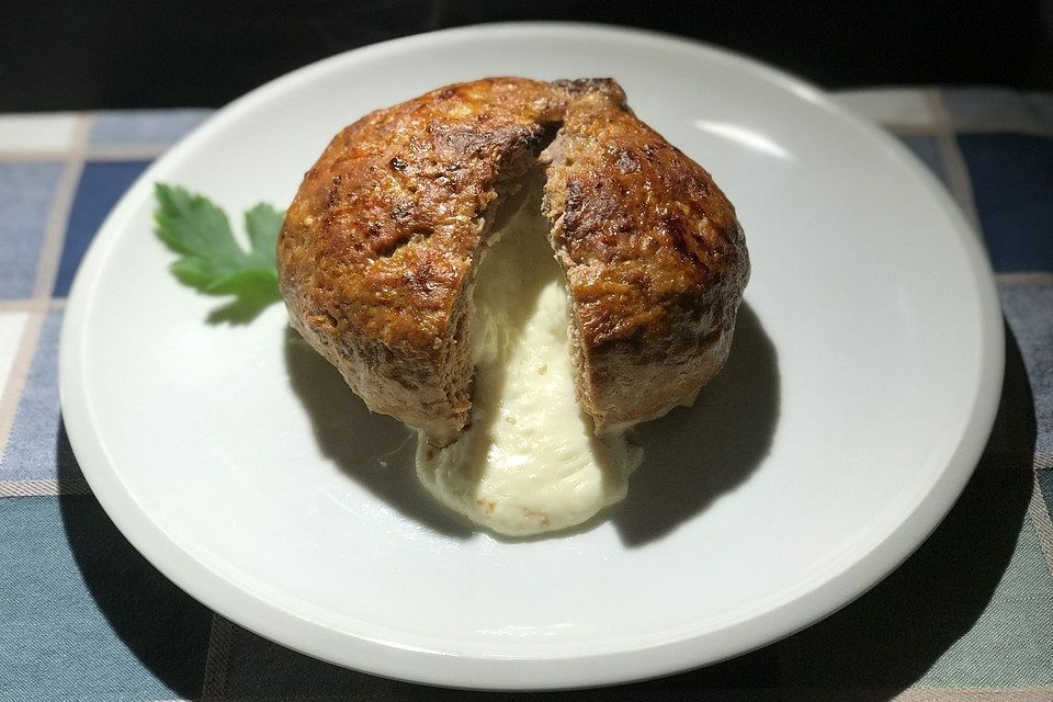 Camembert in Hackfleisch