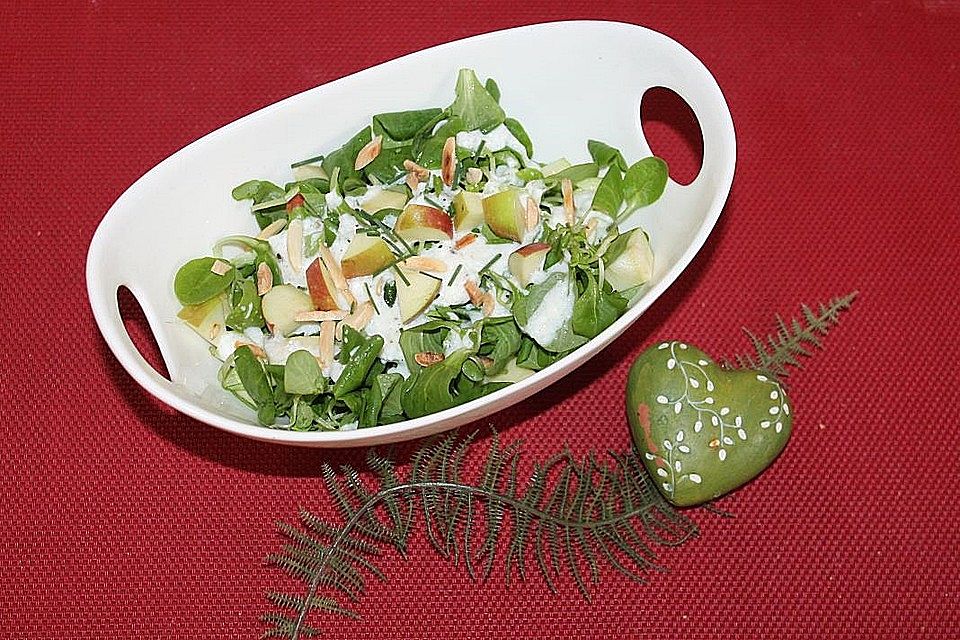 Feldsalat mit Apfel und Mandelstiften in Dickmilchdressing