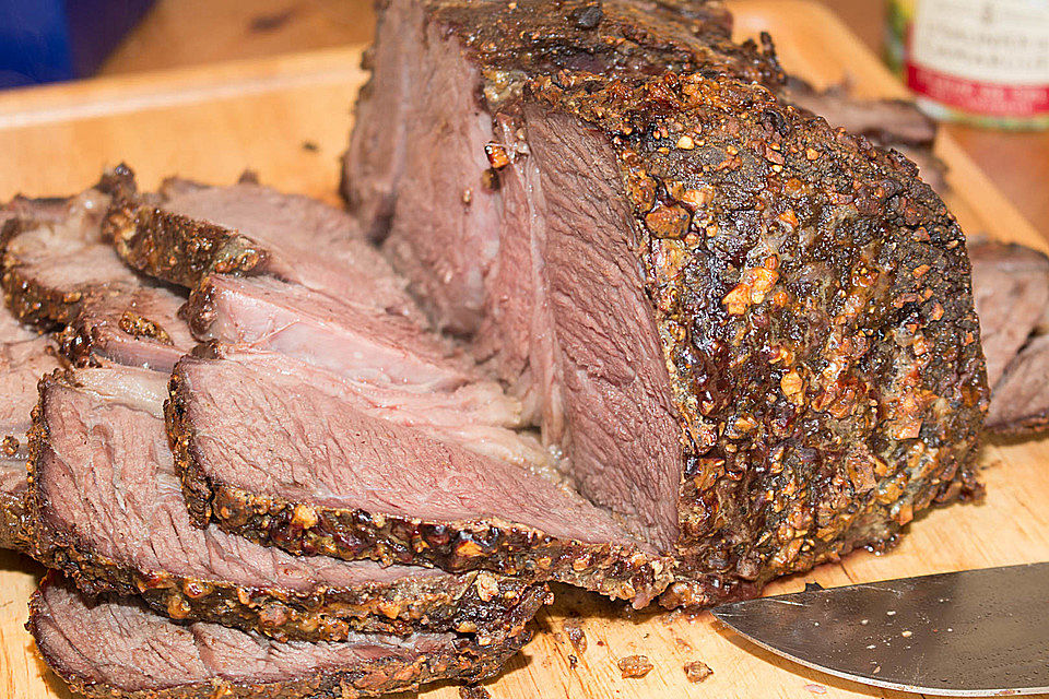 Gegrillter Rinderbraten aus der hohen Rippe mit Senfkruste