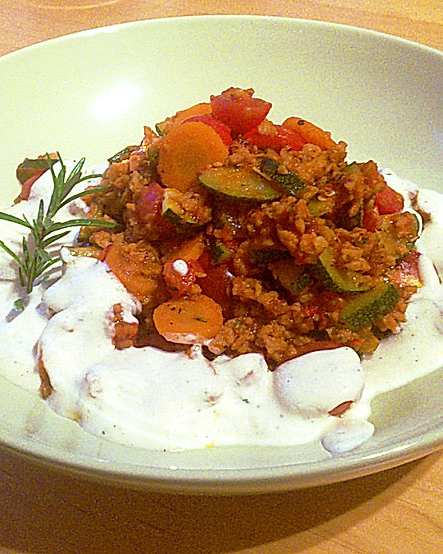 Soja-Schnetzel-Pfanne mit Gemüse und Joghurt-Dip