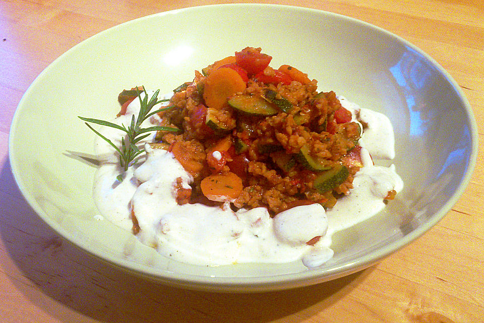 Soja-Schnetzel-Pfanne mit Gemüse und Joghurt-Dip