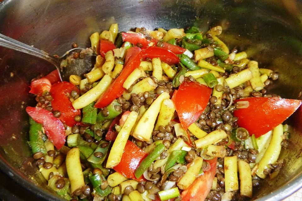 Bohnensalat mit Belugalinsen und Tomaten