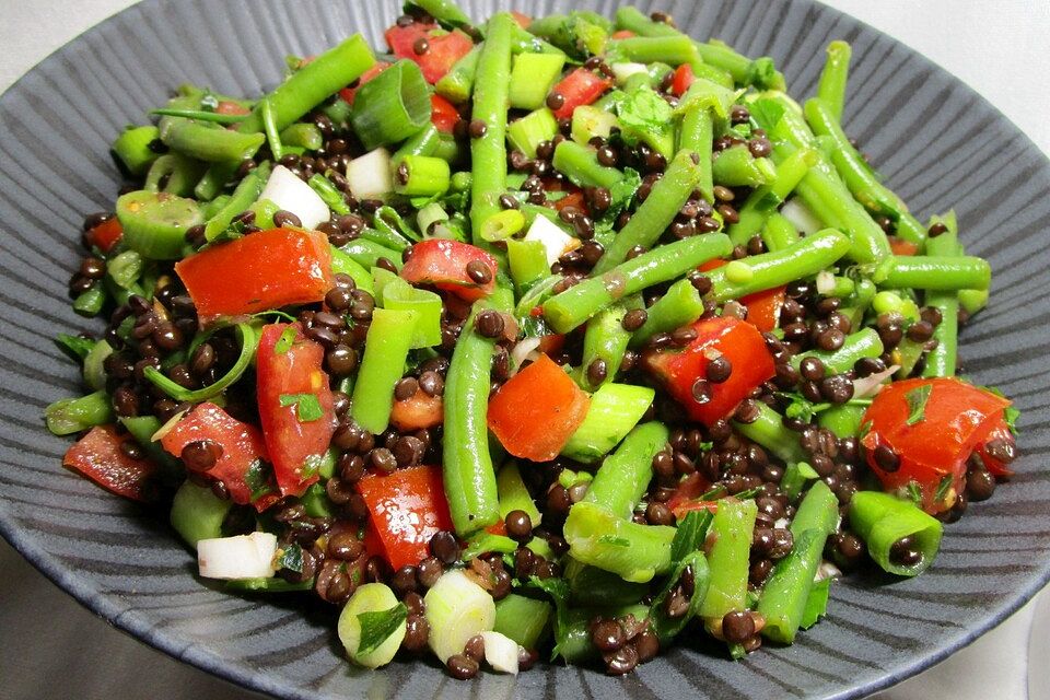 Bohnensalat mit Belugalinsen und Tomaten