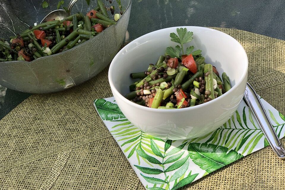 Bohnensalat mit Belugalinsen und Tomaten