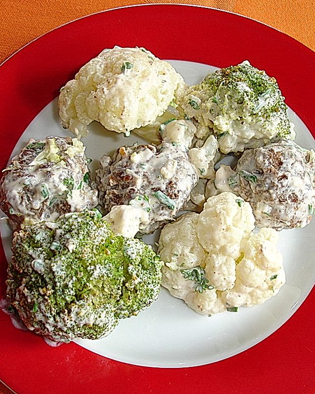 Lauwarmer Blumenkohl-Brokkoli-Salat mit Hackbällchen