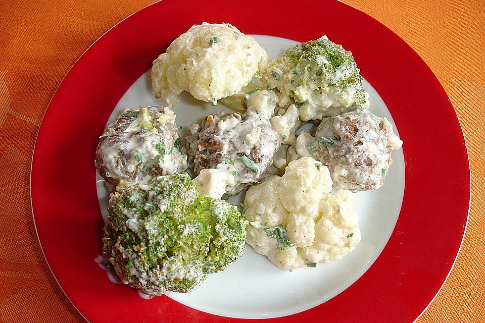 Lauwarmer Blumenkohl-Brokkoli-Salat mit Hackbällchen