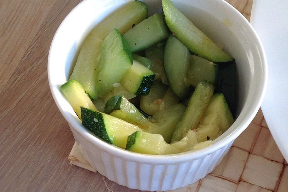 Zucchini-Gurken-Salat