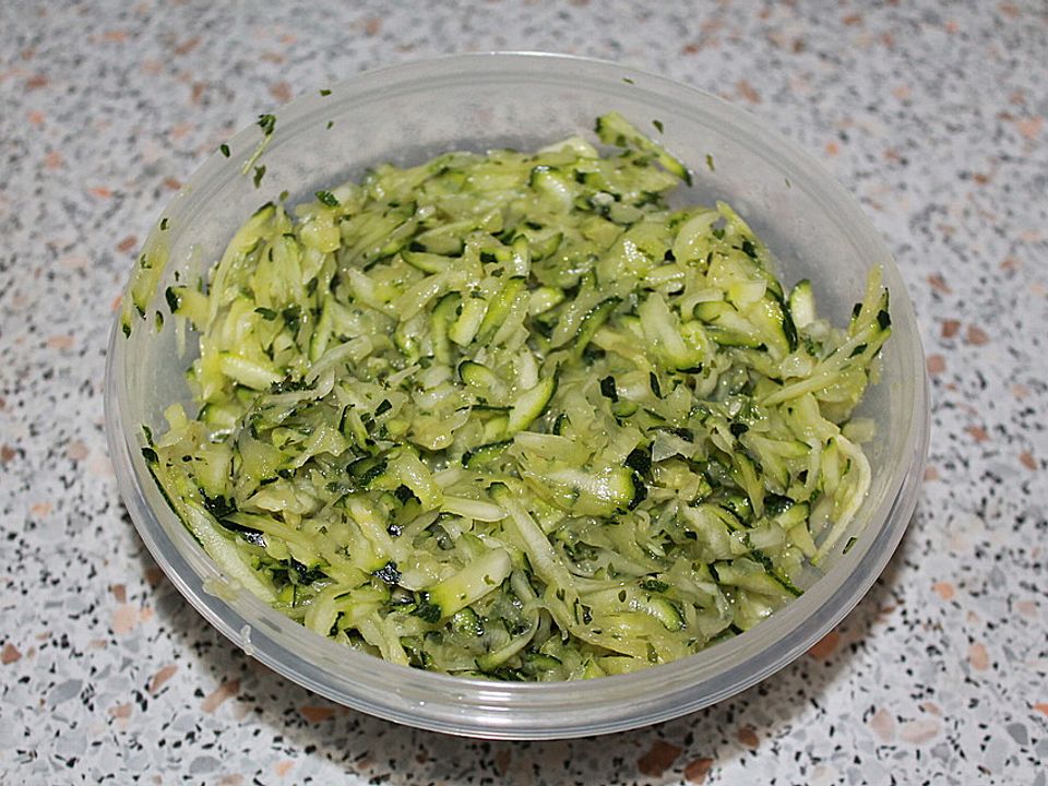 Zucchini-Gurken-Salat von Jasmin-Petra-Wenzel| Chefkoch