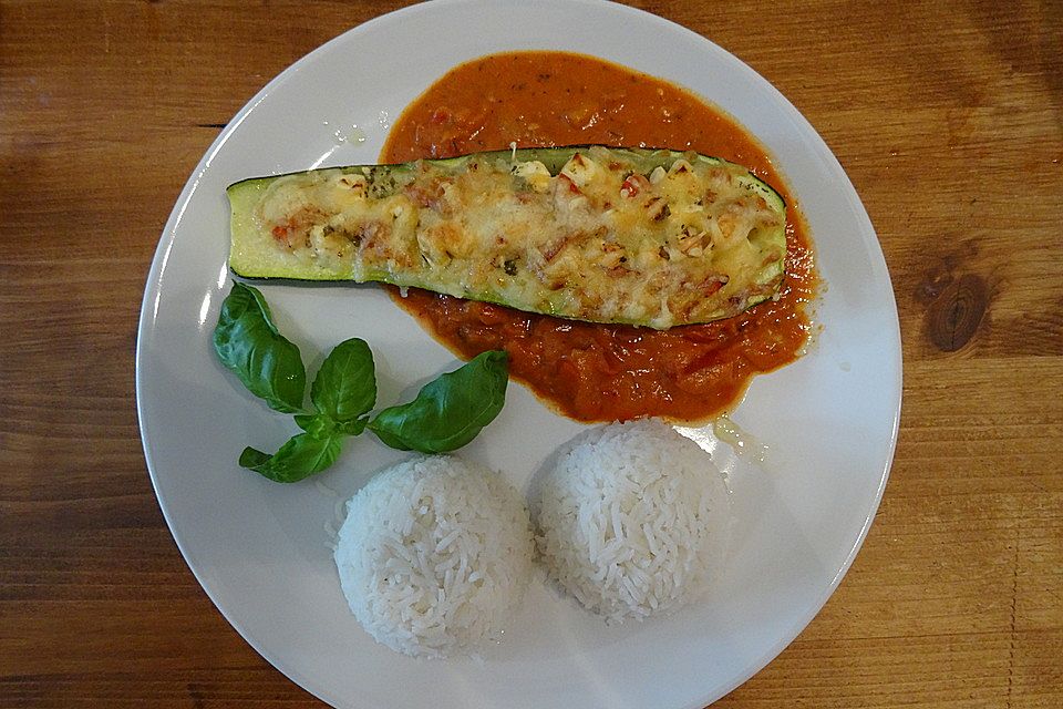 Gefüllte Zucchini mit Tomaten und Feta