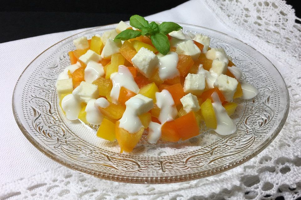 Mozzarella-Paprika-Salat mit Joghurtdressing