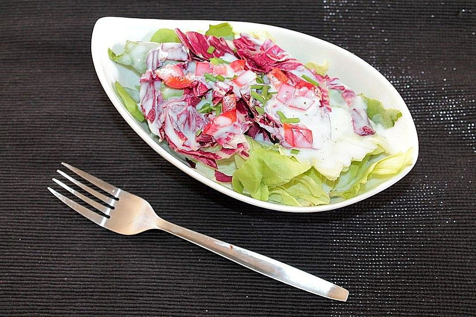 Kopfsalat mit Radicchio und Paprika im Buttermilchdressing