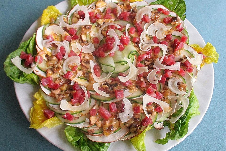 Braune-Champignons-Gurken-Carpaccio mit Katenschinken und Parmesanspänen auf Romanasalat