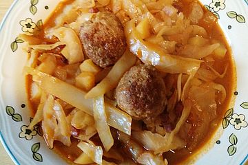Weißkrauttopf mit Speck und Hackbällchen