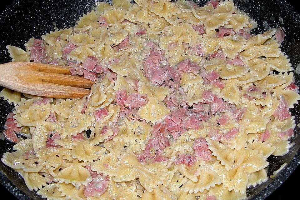 Farfalle mit Gorgonzola und Schinken