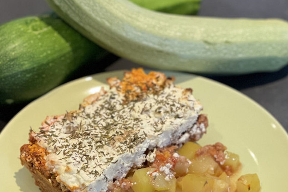 Hack-Zucchini-Auflauf mit Schafskäse überbacken