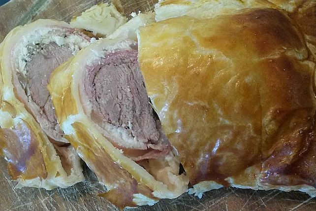 Schweinefilet mit Ziegenkäse, Kräutern der Provence und Bacon im ...
