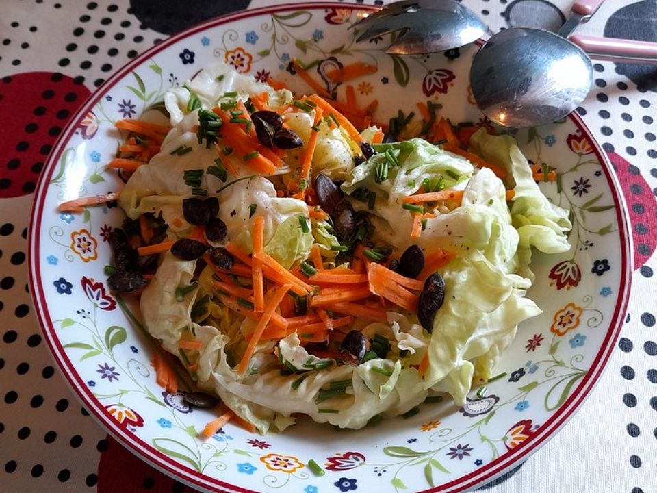Kopfsalat mit Karotten und Küribskernen von patty89| Chefkoch