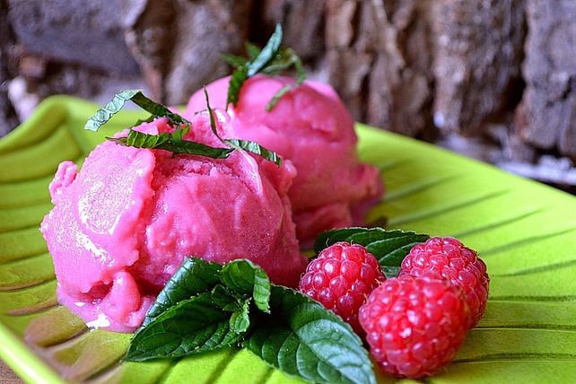 Himbeer-Buttermilch-Eis von leckerhoch2| Chefkoch